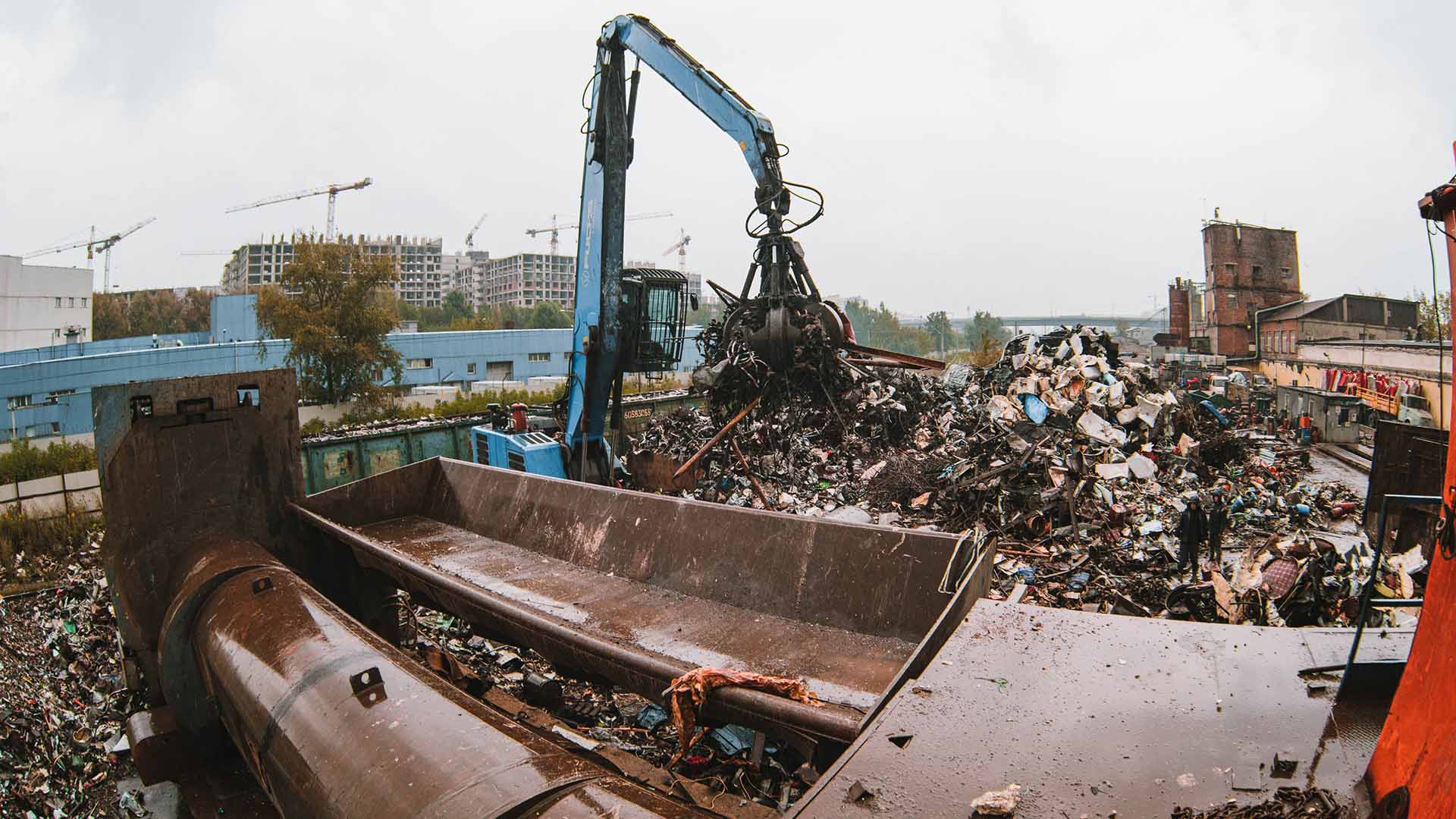 Фото грейфера на разгрузке строительного мусора