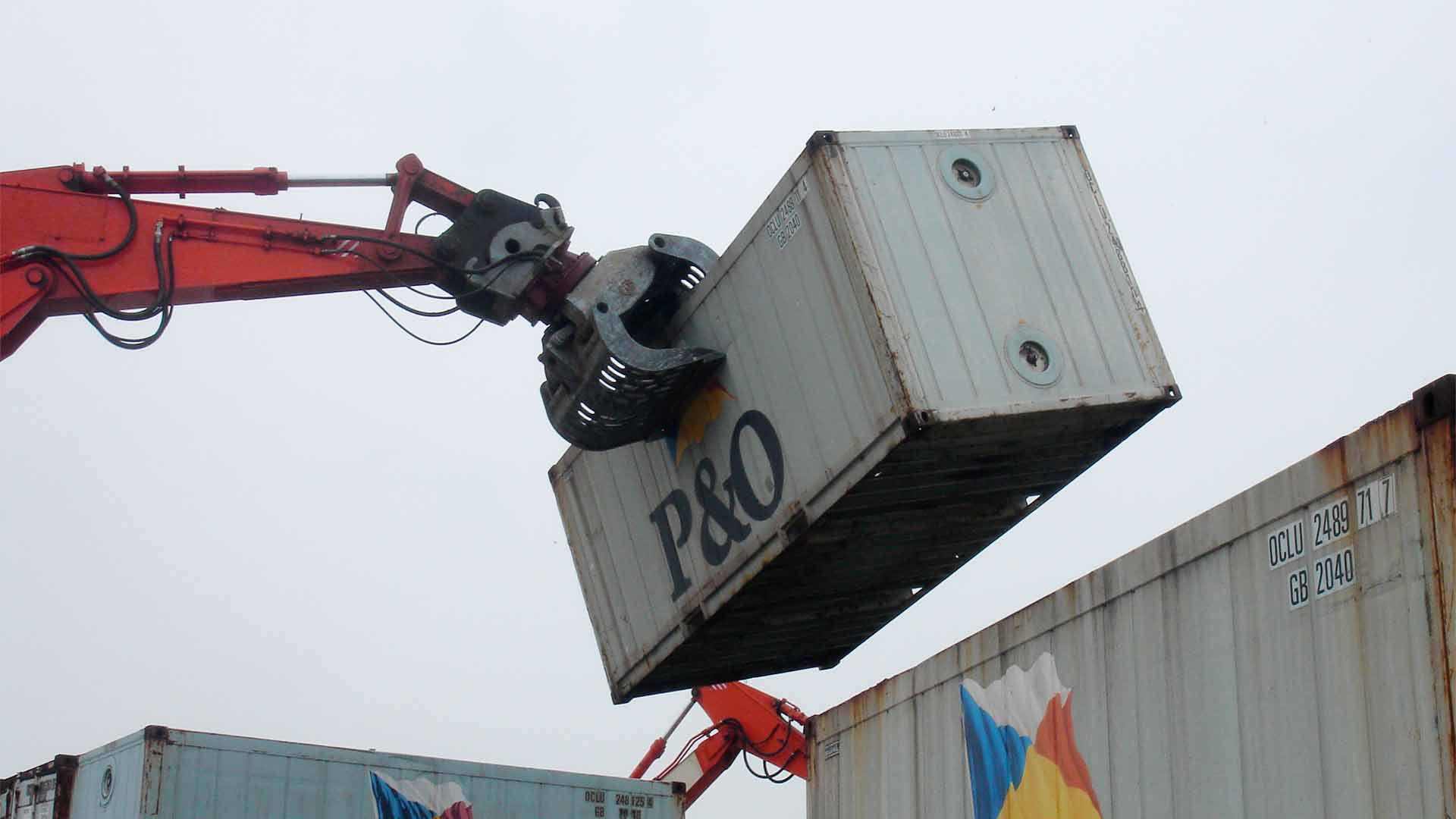 Фото грейферного захвата на погрузке грузового контейнера
