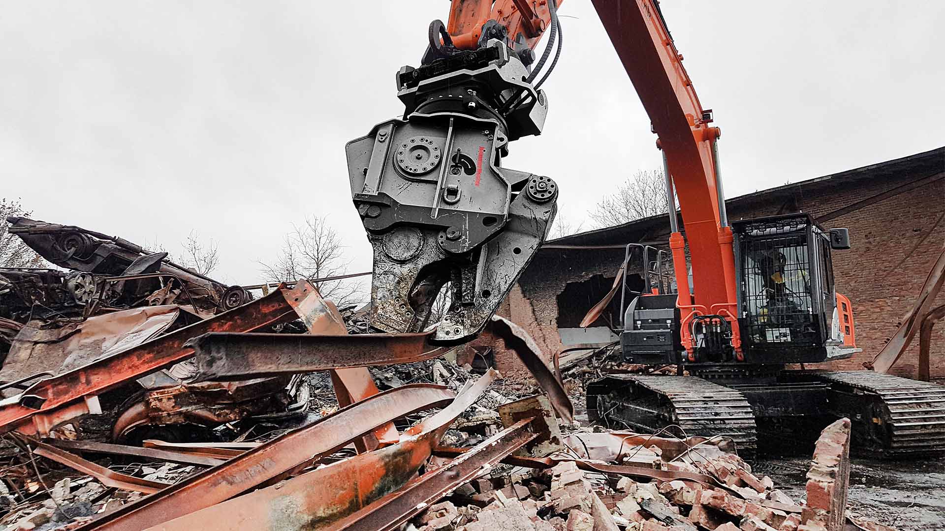 Фото гидроножниц HammerMaster в процессе измельчения металлолома и строительного мусора