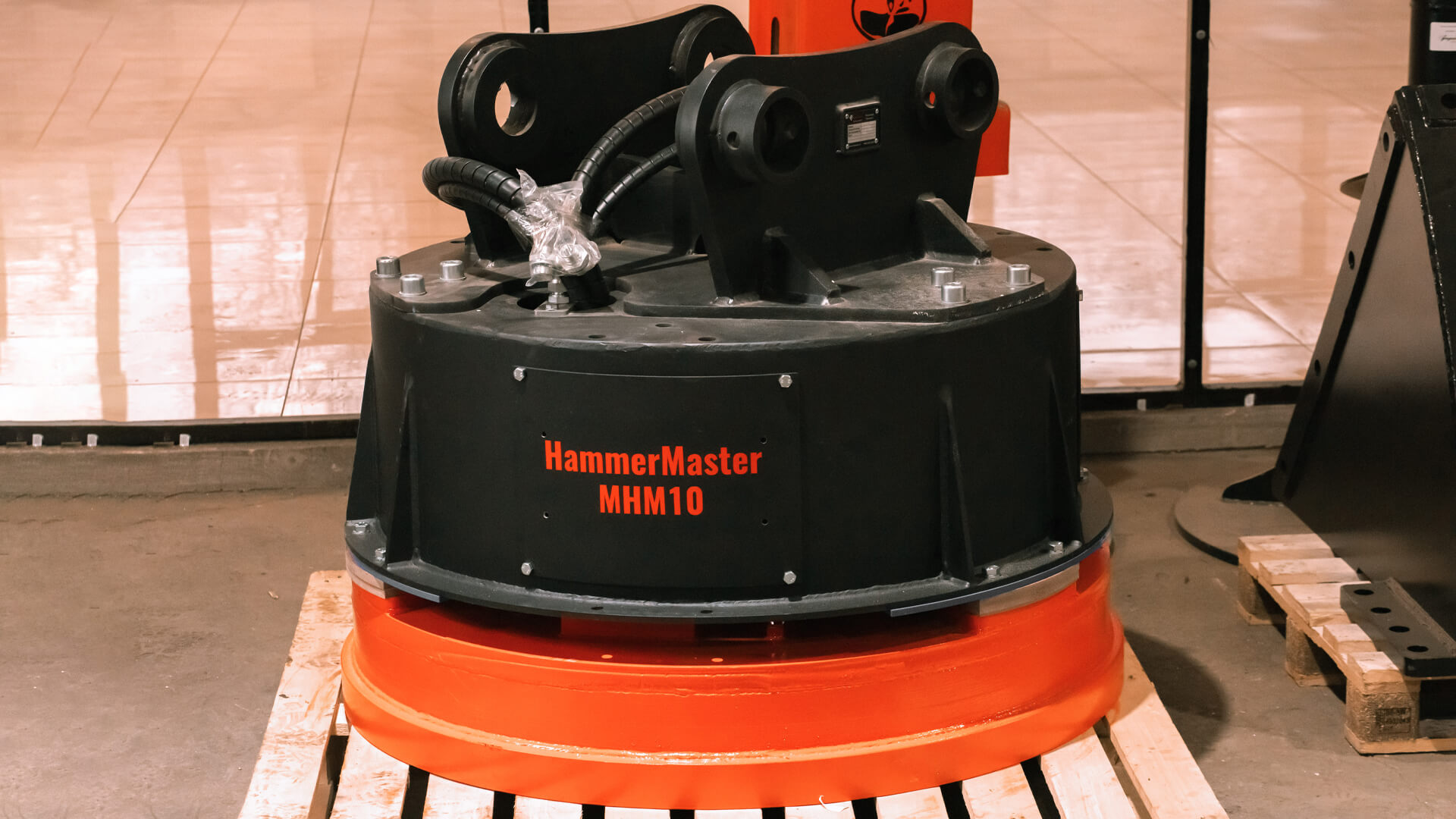 Фотография навесного магнита HammerMaster MHM10 на складской паллете