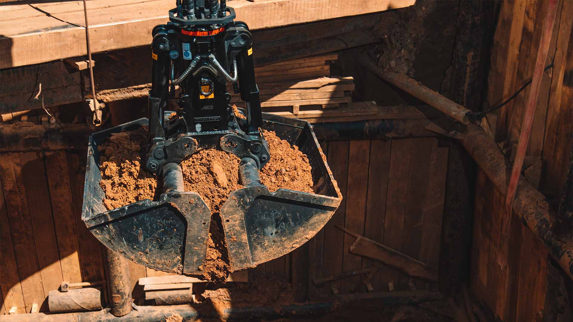 Фотография грейферного ковша HammerMaster в процессе извлечения грунта