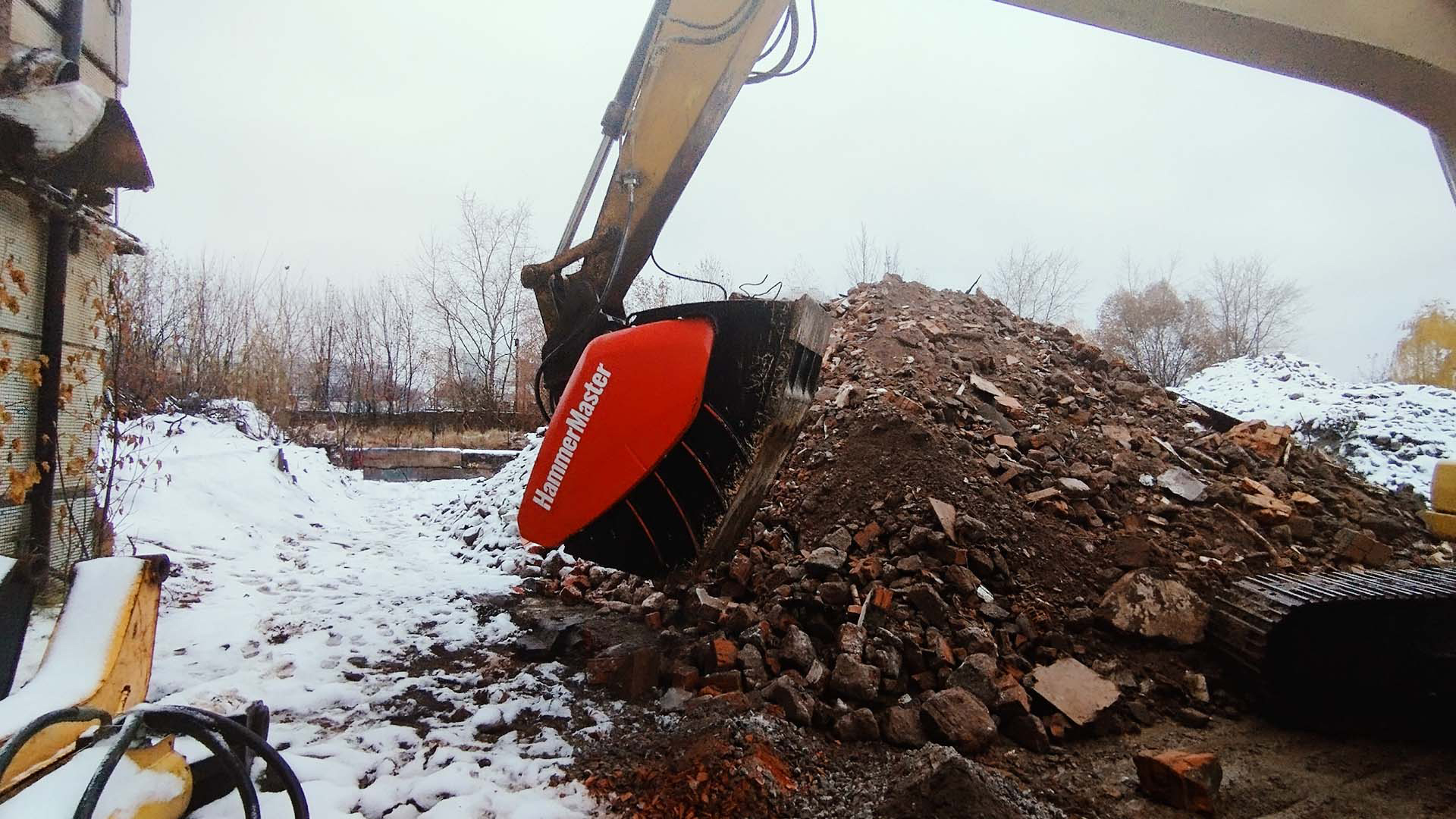 Дробильный ковш – востребованное оборудование на полигоне строительных отходов