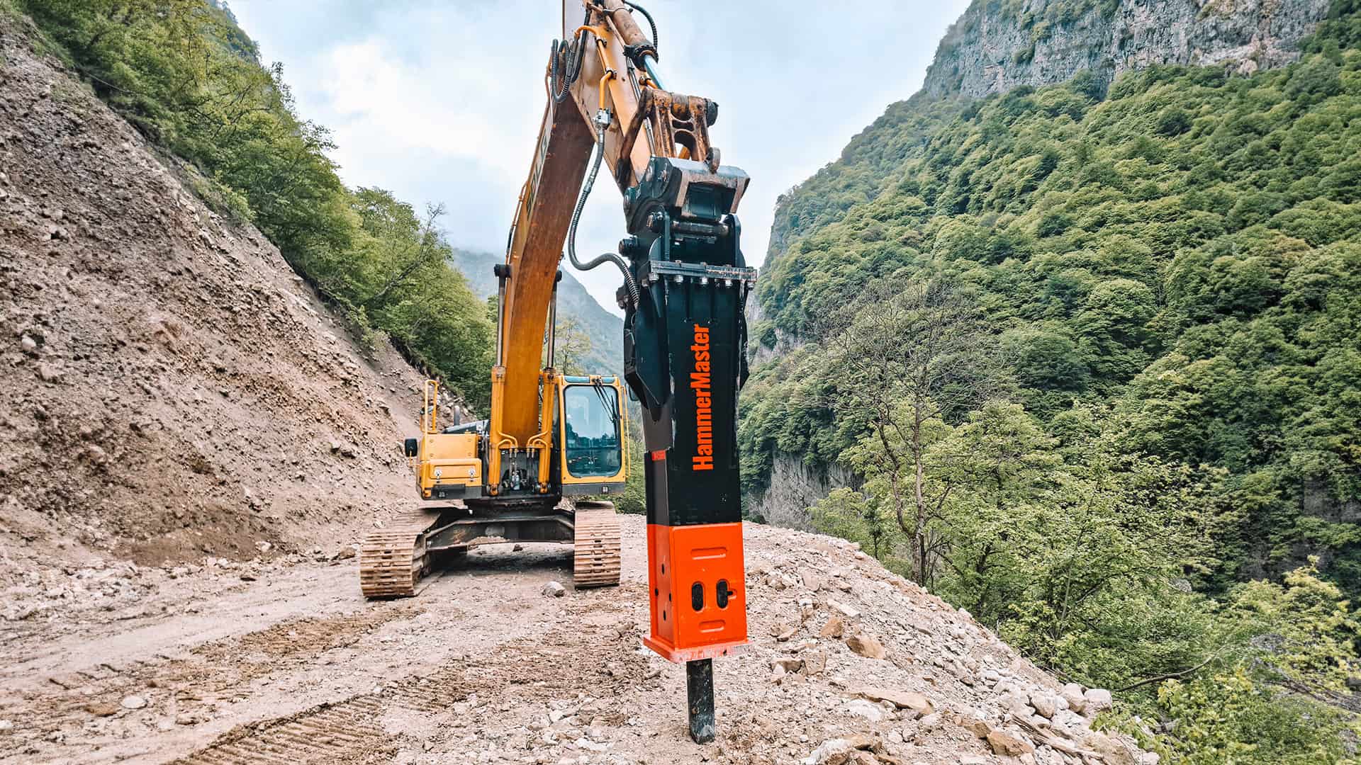 Гидромолот HammerMaster на строительстве дороги в Кармадонском ущелье