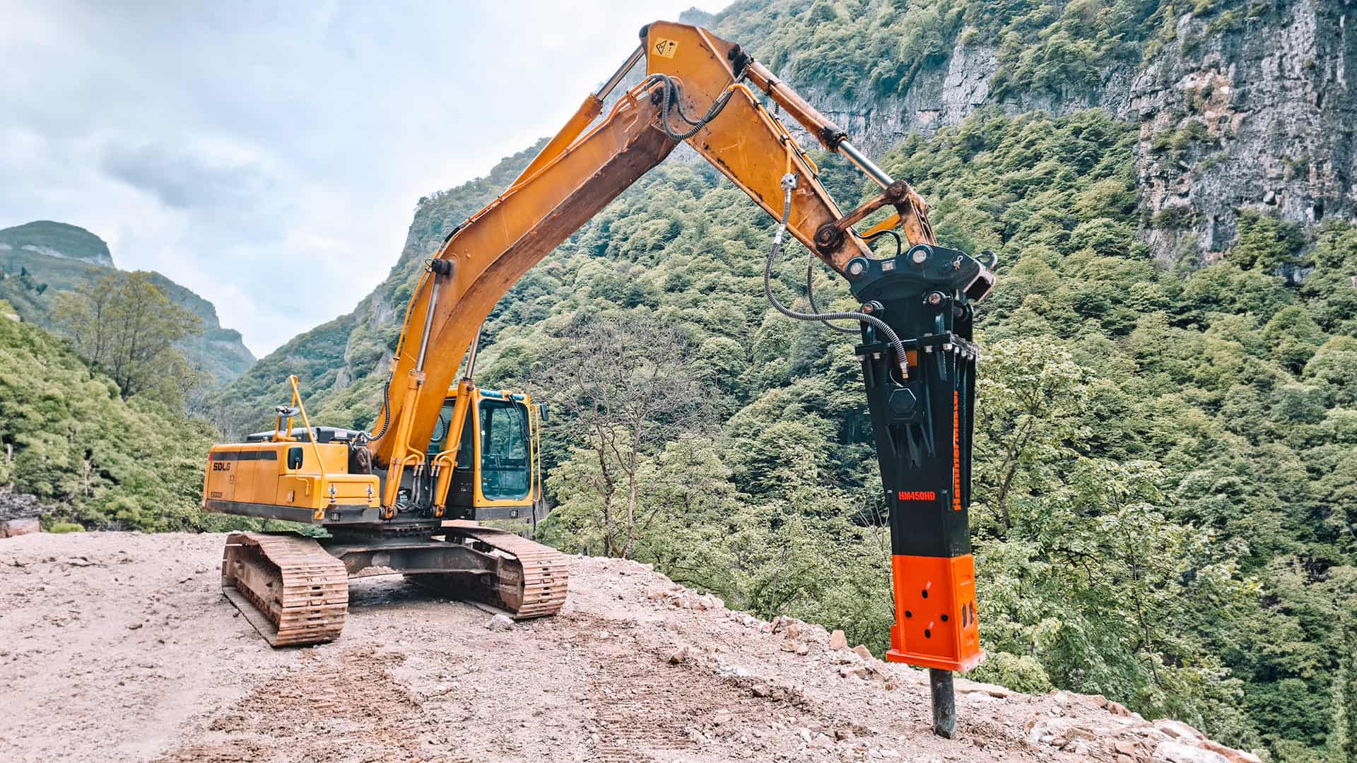 Фотография гидромолота HammerMaster, установленного на базовую машину